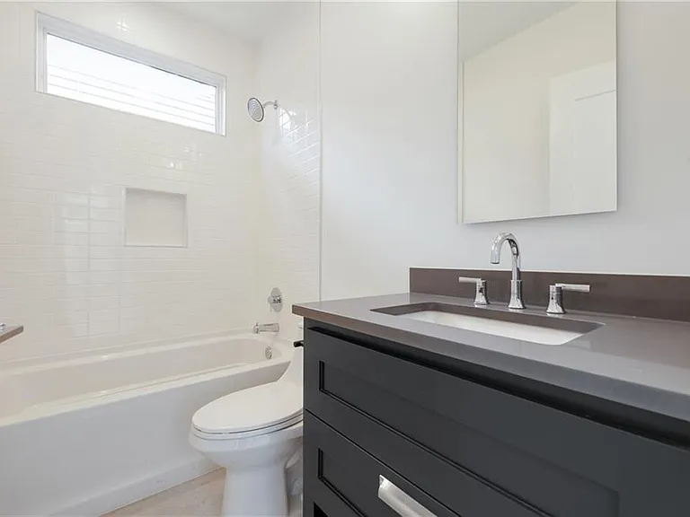 408 W 38th St #1 — Photo 23