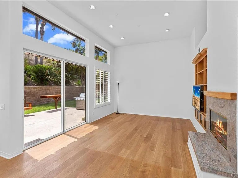 219 Pacific View Ln — Photo 13