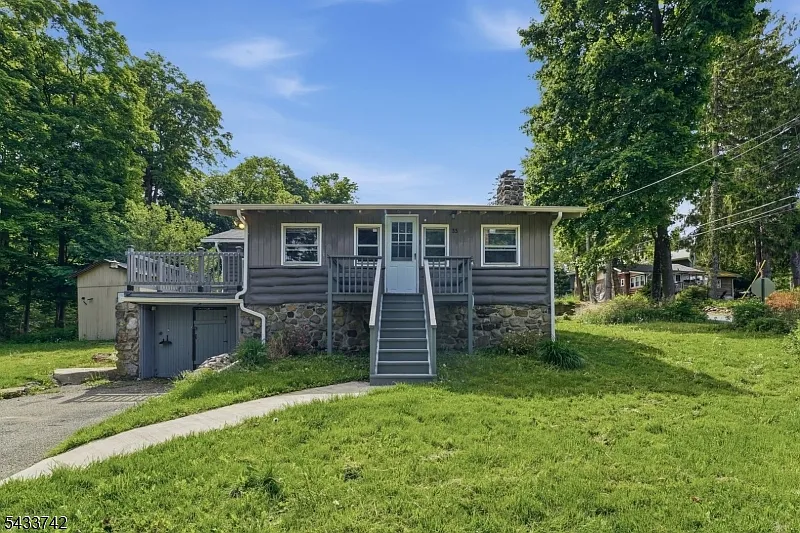 Building Photo - 33 Hillside Ave