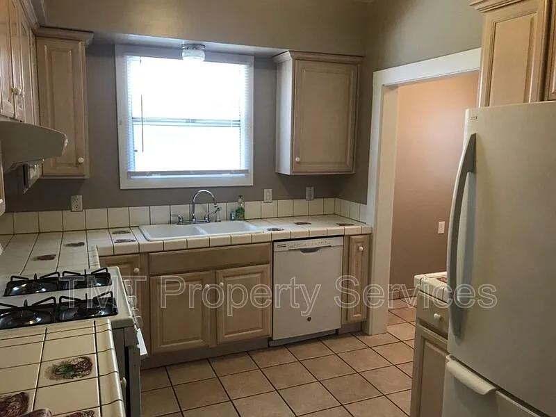 2 bed, 1.0 bath, 1204 sqft, $2,400 — Photo 4