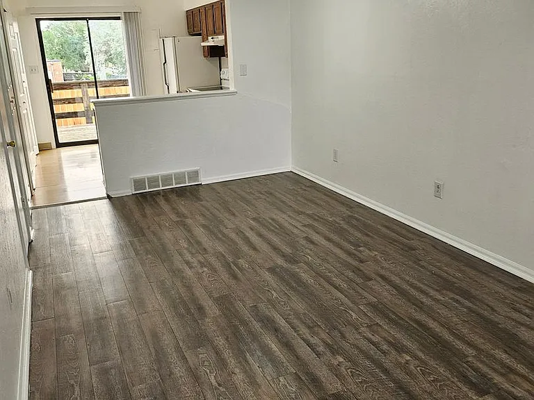 1900 N Salem Ave — Photo 3