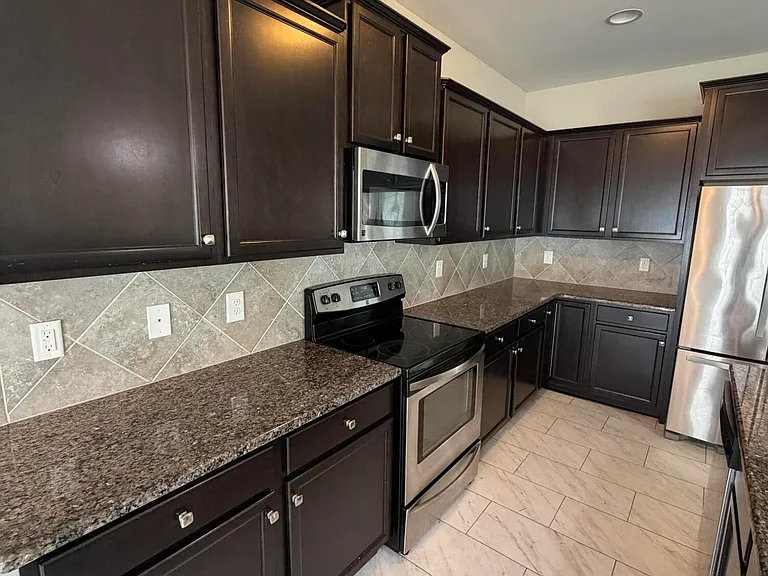 2125 Cove Ct — Photo 5