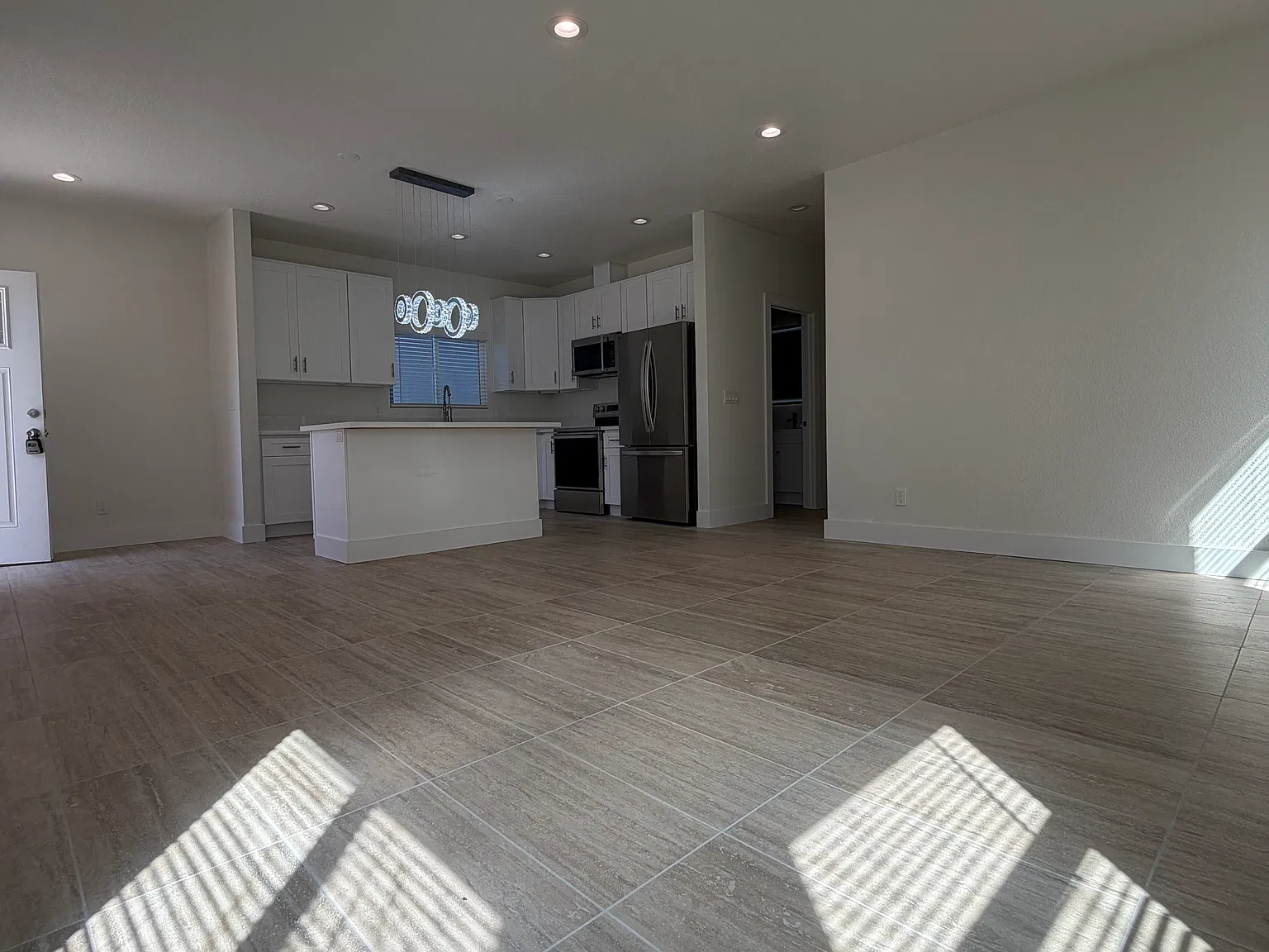 2 bed, 950 sqft, $3,600 — Photo 3