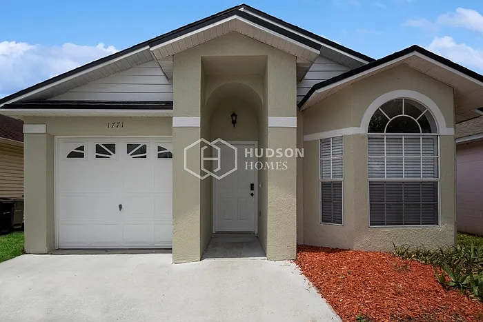 3 bed, 2.0 bath, 1097 sqft, $2,120 — Photo 4