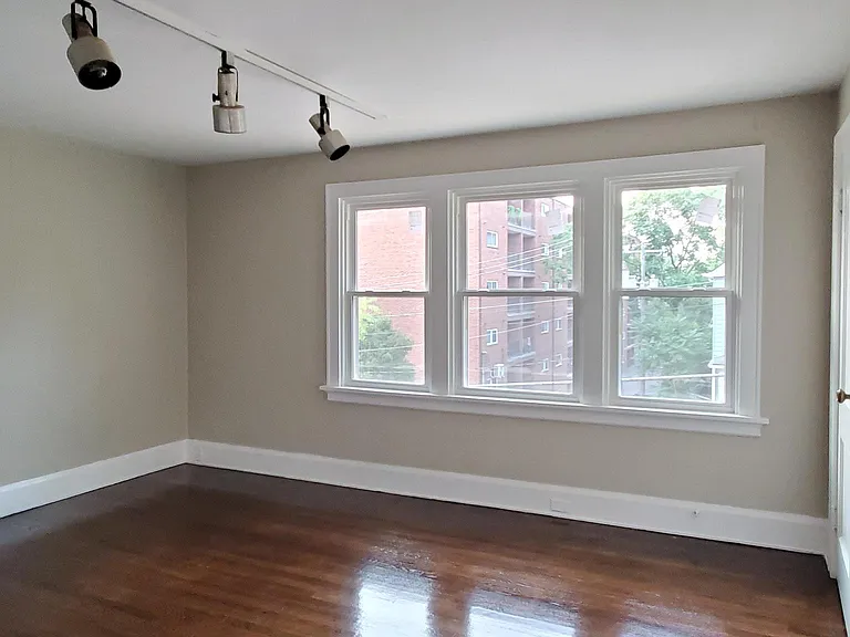 703 Riddle Rd — Photo 3