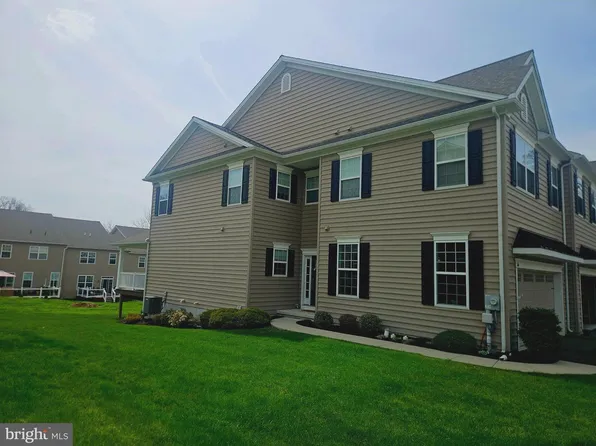 56 New Village Greene Dr, Honey Brook, PA 19344