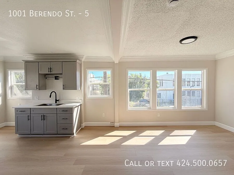 Renovated & Extra Spacious 3bd/1ba | 1 Free Month — Photo 2