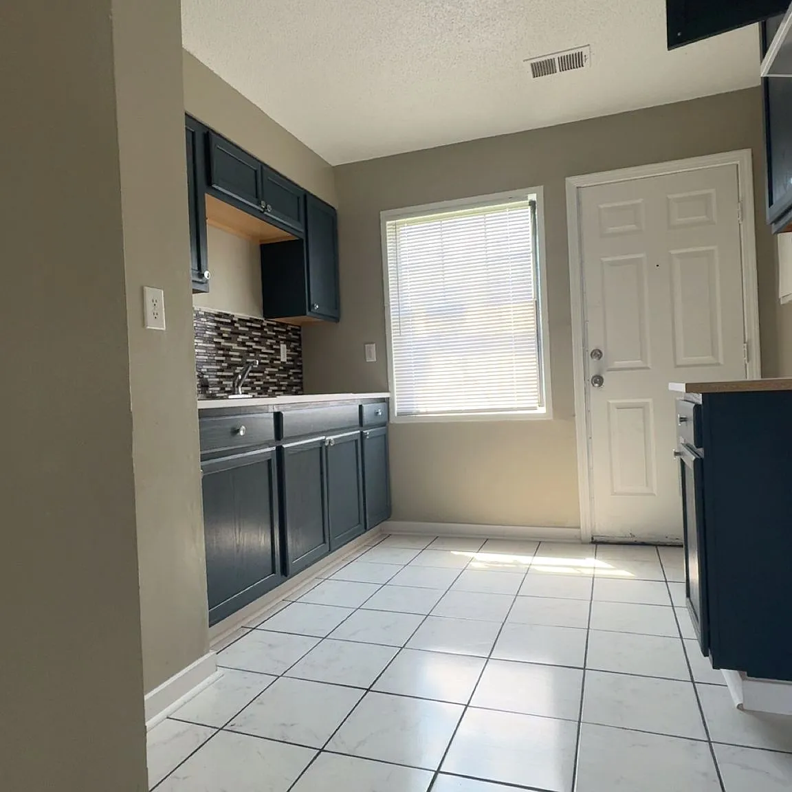 2 bed, 900 sqft, $695 — Photo 1