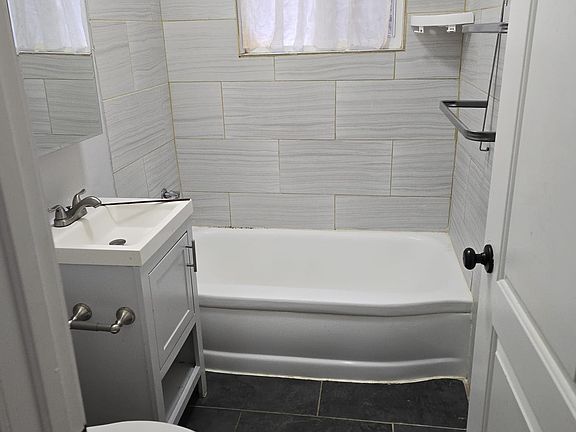 5th image of 6516 N Seeley Ave #1N