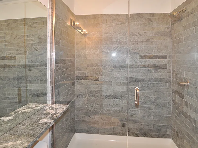 Wicker Park Big 3 Bedroom 2 Bath Private Coach House. Decks and Outdoor Space. — Photo 11