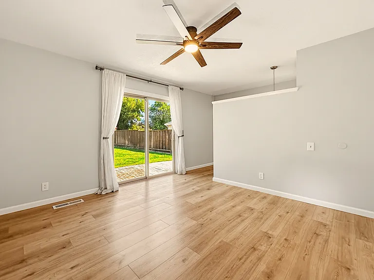 934 Kern Ct — Photo 14