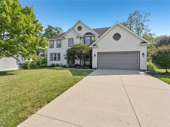 9687 E Northwood Dr, Olmsted Falls, OH 44138