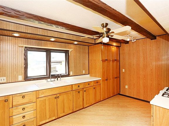 4th image of 875 Pioneer Dr