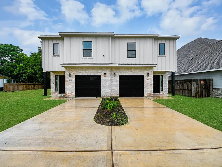 8218 Lawler St — Photo 1