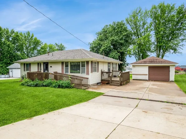 819 Valley St, Center Point, IA 52213