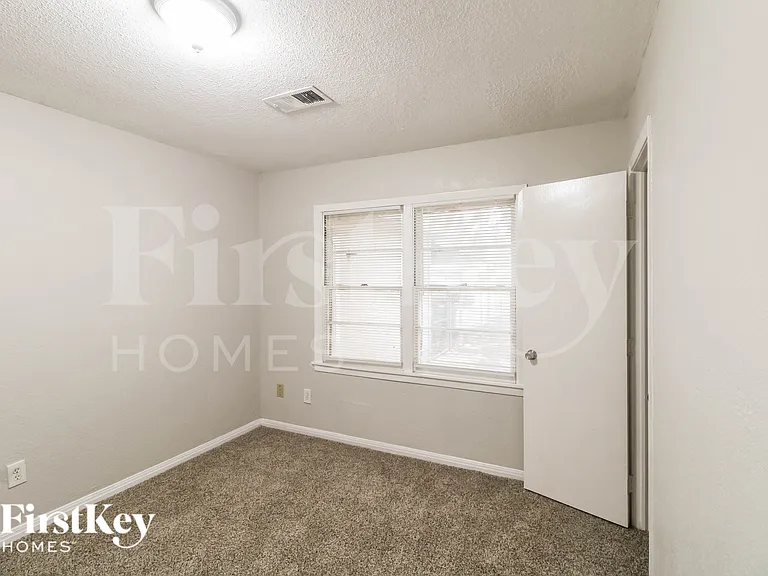 1108 W Camp Cir — Photo 14