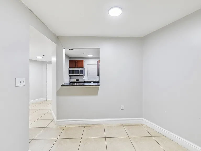 The Oaks Condominium — Photo 13