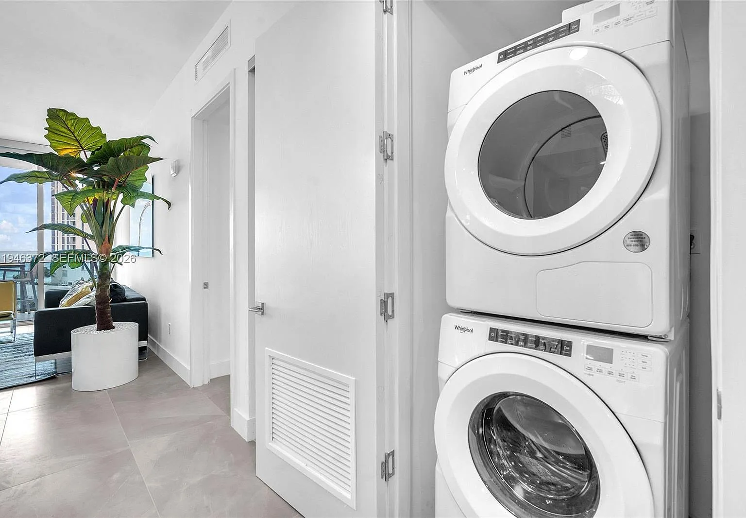 2 bed, 2.5 bath, 1382 sqft, $7,300 — Photo 4