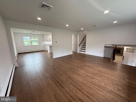 4th image of 698 Beverly Rd