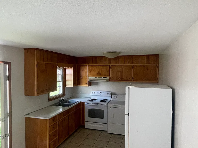 660 College St NW — Photo 11