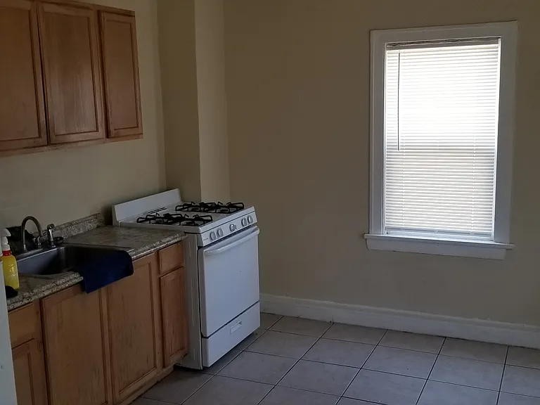 1089 Coronado Ave — Photo 4