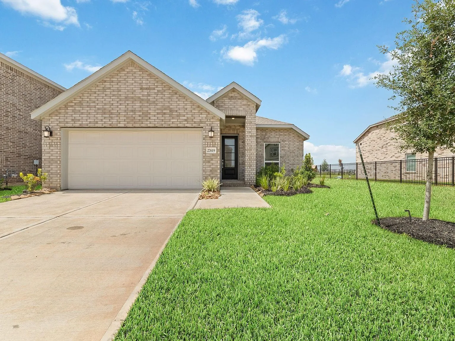 3 bed, 2.0 bath, 1600 sqft, $2,300 — Photo 2