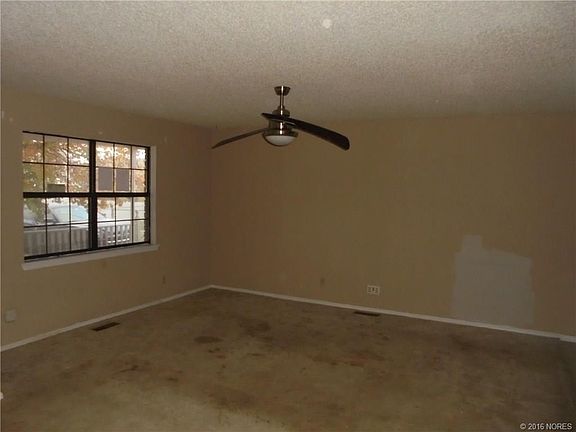 5th image of 602 E 10th St