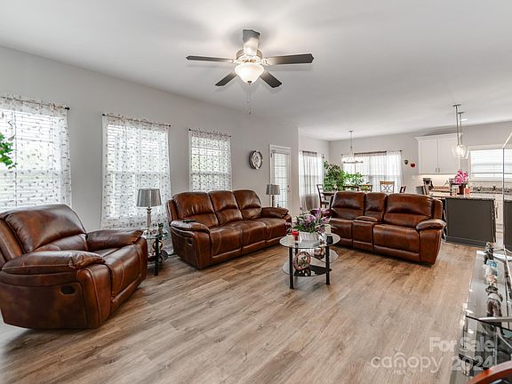 4th image of 2748 Eagle Dr