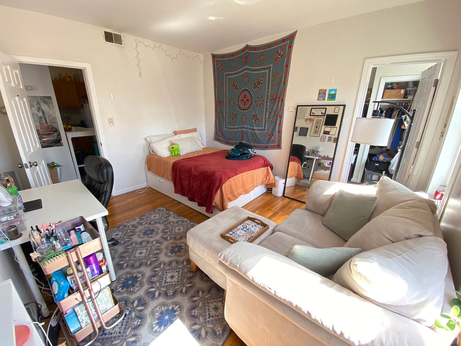 2 bed, 850 sqft, $1,900 — Photo 2