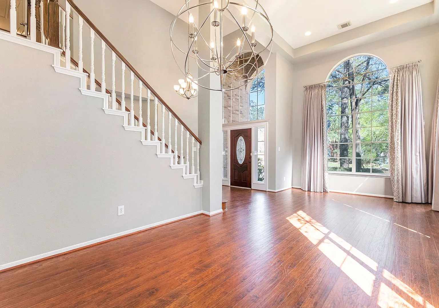 Spacious 2-Story, 5-Bedroom Home with a Pool in The Woodlands — Photo 4