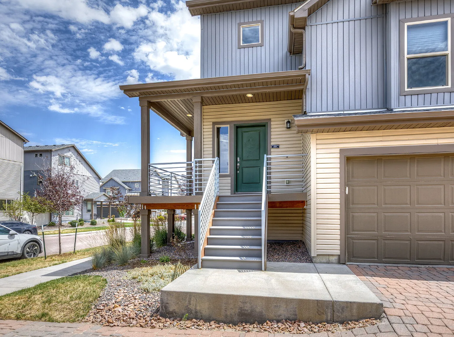 3 bed, 3.0 bath, 2008 sqft, $2,650 — Photo 2