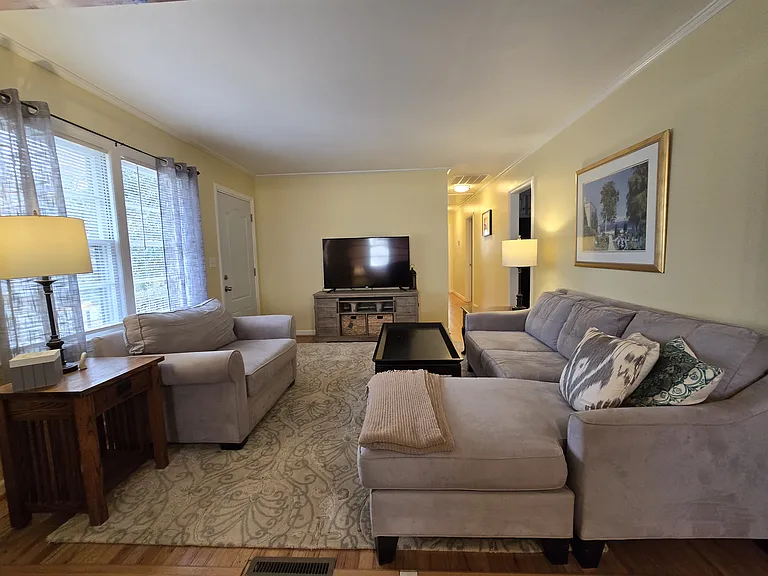 242 W Castle Dr — Photo 8