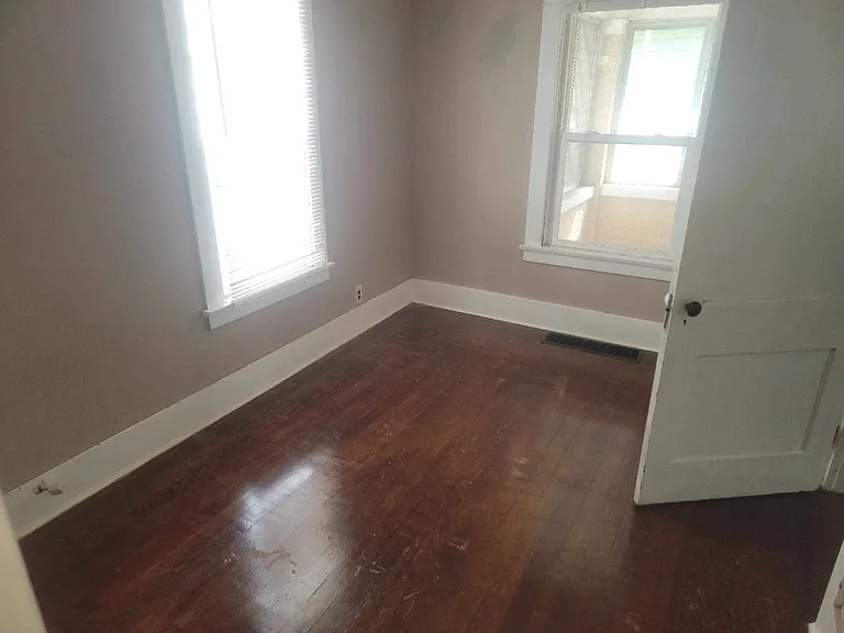 127 Kingman Ave E — Photo 6