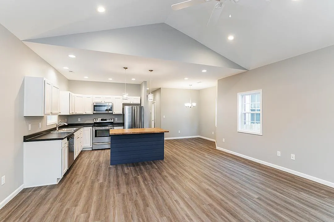 250 E Loudon Ave — Photo 3