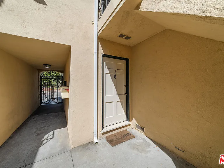 1238 S Beverly Glen Blvd #1 — Photo 3