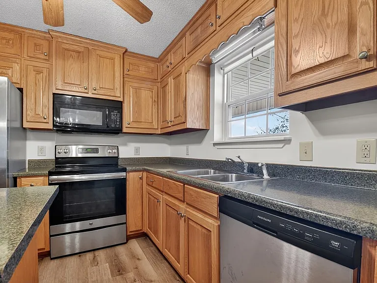 863 Woodland Dr — Photo 4
