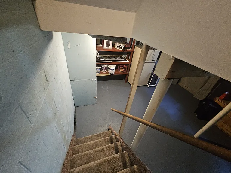 158 Marshall Ave W — Photo 15