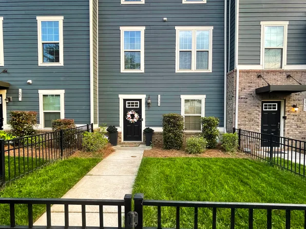 1225 Queen Lyon Ct, Charlotte, NC 28205