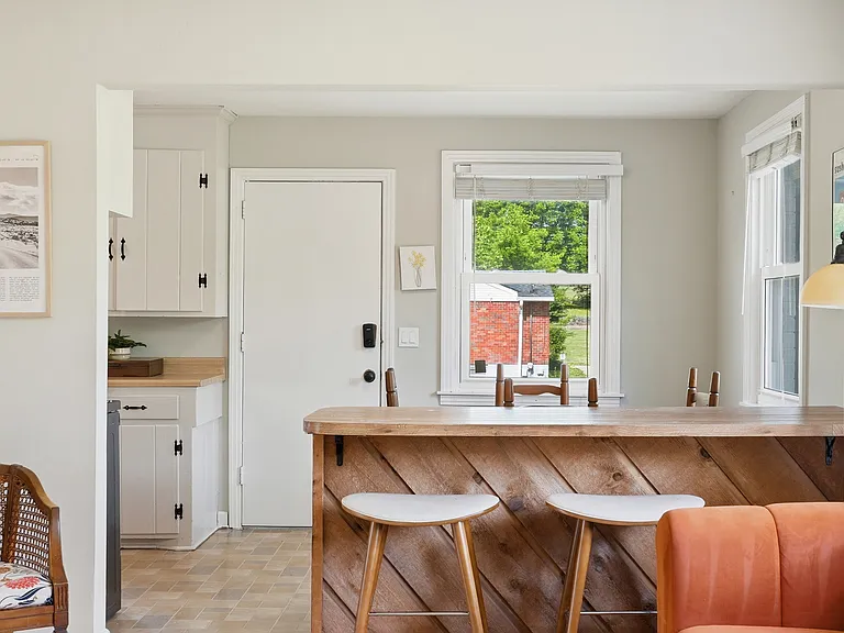 368 Oakview Dr — Photo 4