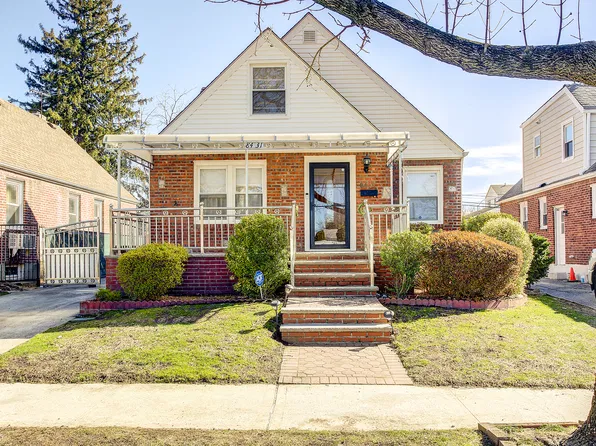 8431 256th St, Floral Park, NY 11001