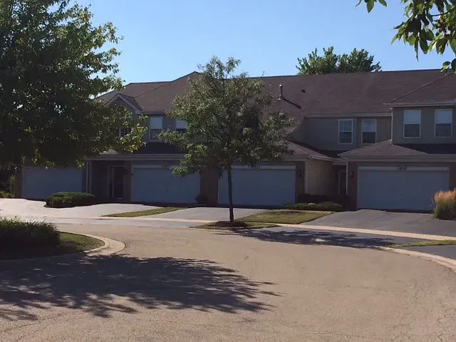 2 bed, 2.5 bath, 1355 sqft, $2,400 — Photo 2