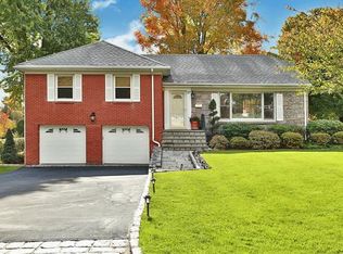 57 Greenwood Ln, Valhalla, NY