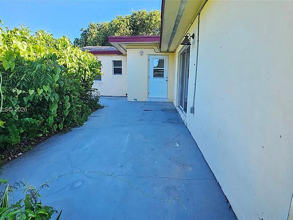4th image of 214 SW 2nd Pl