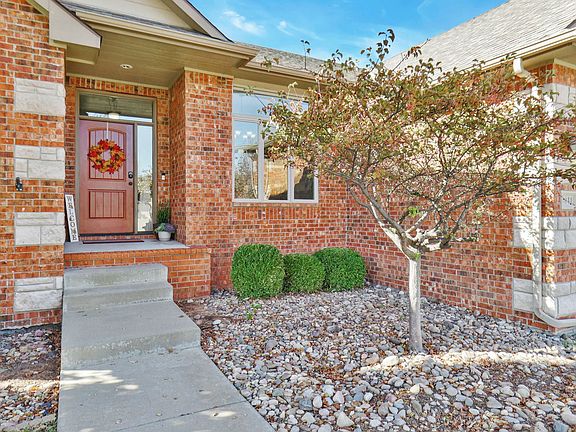 3rd image of 1011 N Beau Jardin Ct
