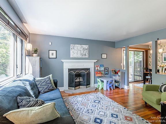 3rd image of 1575 Kensington Dr