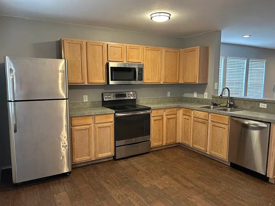 3 bed, 1237 sqft, $2,100 — Photo 4