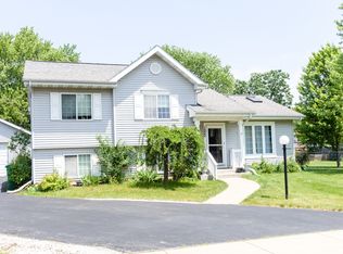 1222 Lee St, Wheeling, IL 60090