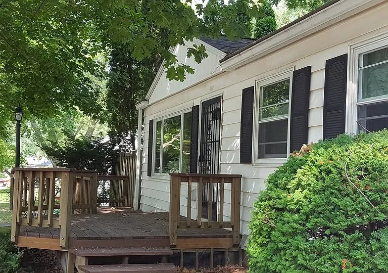 1610 Hawthorne Dr — Photo 3