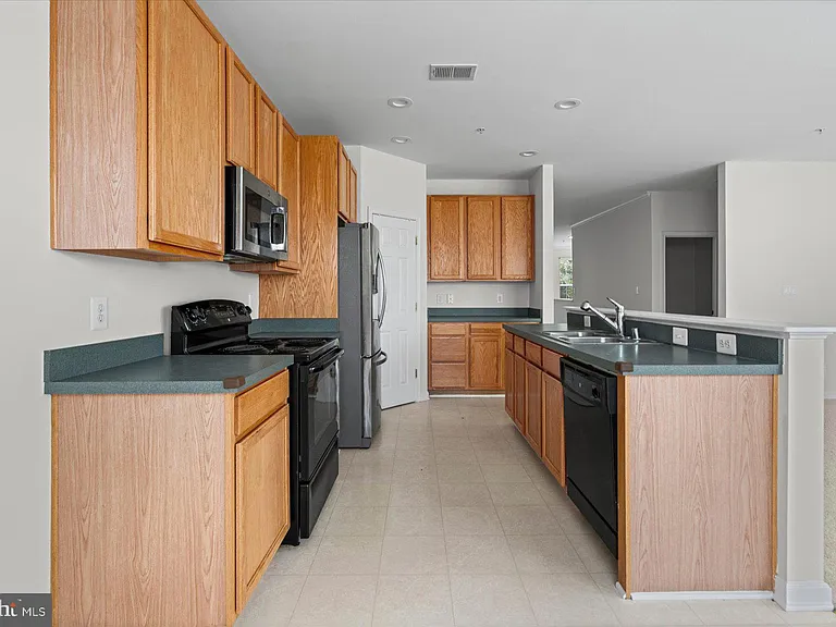 1670 Mohegan Dr #B — Photo 10