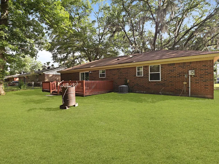 226 Larchmont Dr — Photo 39